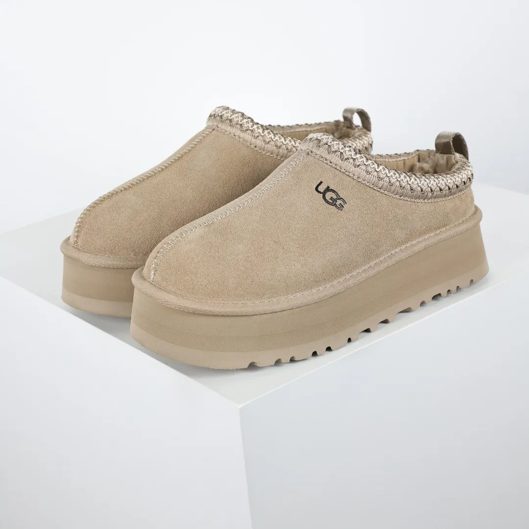 Pick up locally 💰540, the core recommendation is good price UGG Tazz series, rapeseed color half-flops, Xiaohongshu hot style, Henan Longfeng leather production, sheepskin and wool integration, top quality in the market, upper waterproof material, 2-3 cm cashmere insole, keeping warm in winter, suitable for home use. In the new year, uug has launched a style series, which is partially geared towards the preferences of young consumers. It has also been at the forefront of fashion trends. Shoe body material, water-repellent coated suede upper 17mm UGGPURE™ implanted wool insole Lightweight non-slip comfortable rubber outsole With brand LOGO Trademark Comes with full packaging Size: 35 36 37 38 39 40